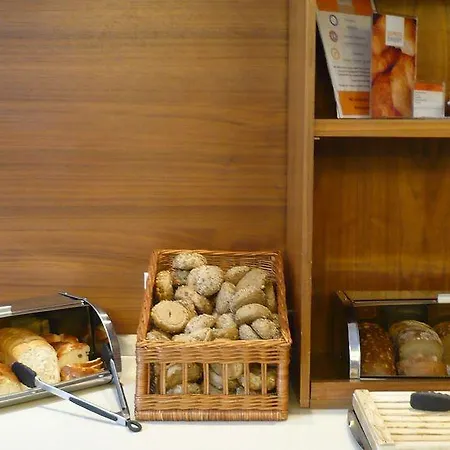 호텔 Express Centre West 3*